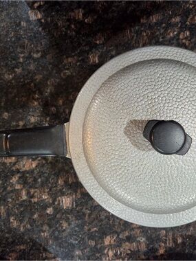 Vintage Flavor Seal by Kinney 2.5qt Sauce Pan - Hammered Aluminum Pot w/ Lid